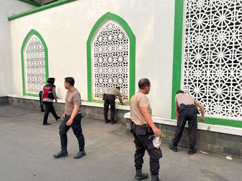 Sambut HUT Humas Polri ke-75, Polres Lahat Gelar Bakti Sosial di Masjid Nurrohman Bandar Agung