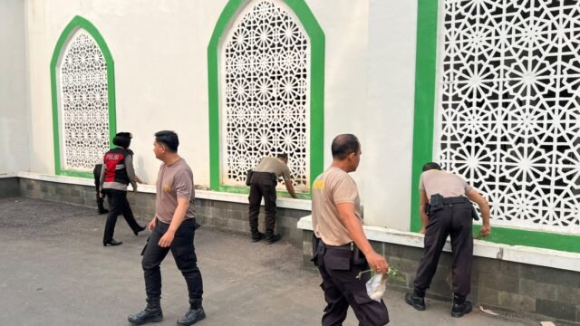 Sambut HUT Humas Polri ke-75, Polres Lahat Gelar Bakti Sosial di Masjid Nurrohman Bandar Agung