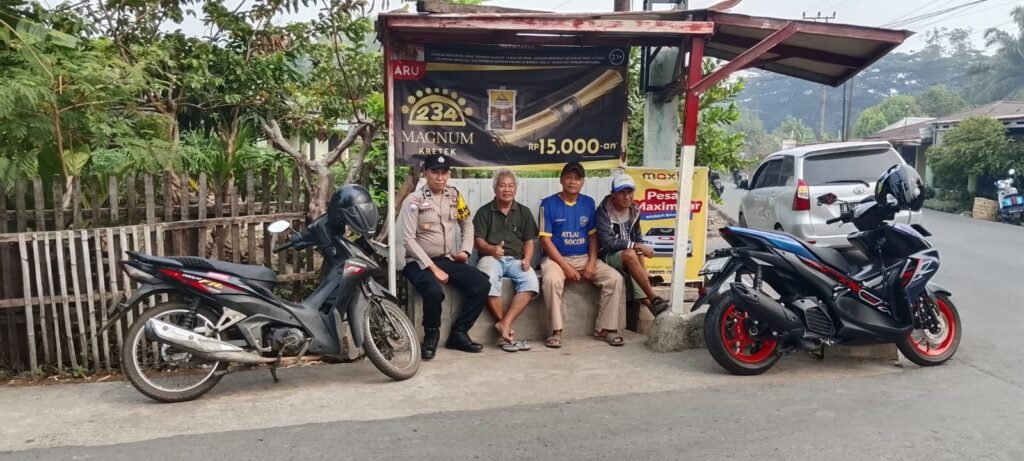 Polsek Kota Lahat Dekatkan Diri dengan Masyarakat Pasar Lama, Bantu Pendataan Calon Penerima Bansos