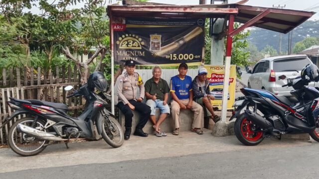 Polsek Kota Lahat Dekatkan Diri dengan Masyarakat Pasar Lama, Bantu Pendataan Calon Penerima Bansos